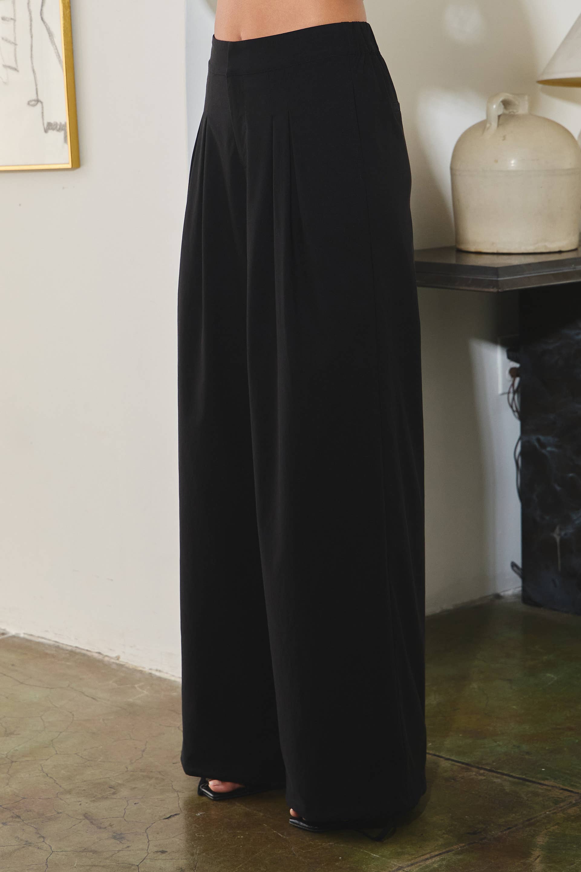 Stretchy woven pin-tuck wide legged pants